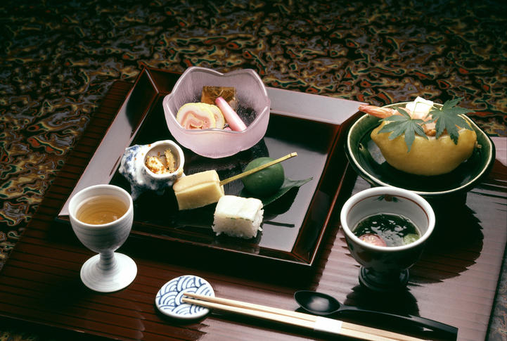 陶器に盛られた懐石料理