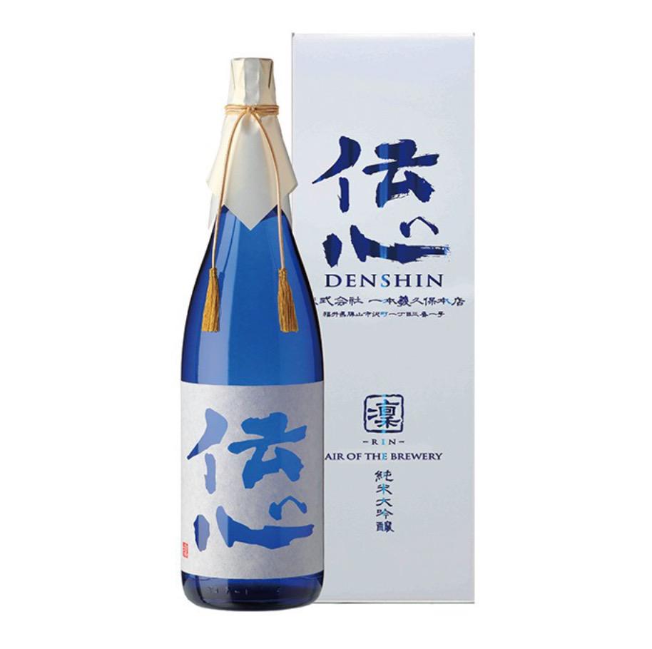 青いボトルに詰められた日本酒と白い外装箱