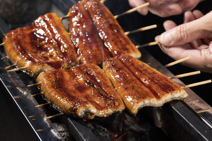 串打ちしたうなぎを焼いているところ。