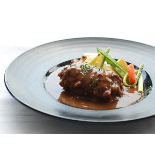 黒い皿にのったブラッセリ―トモの「黒毛和牛煮込みハンバーグマルサラ風味」