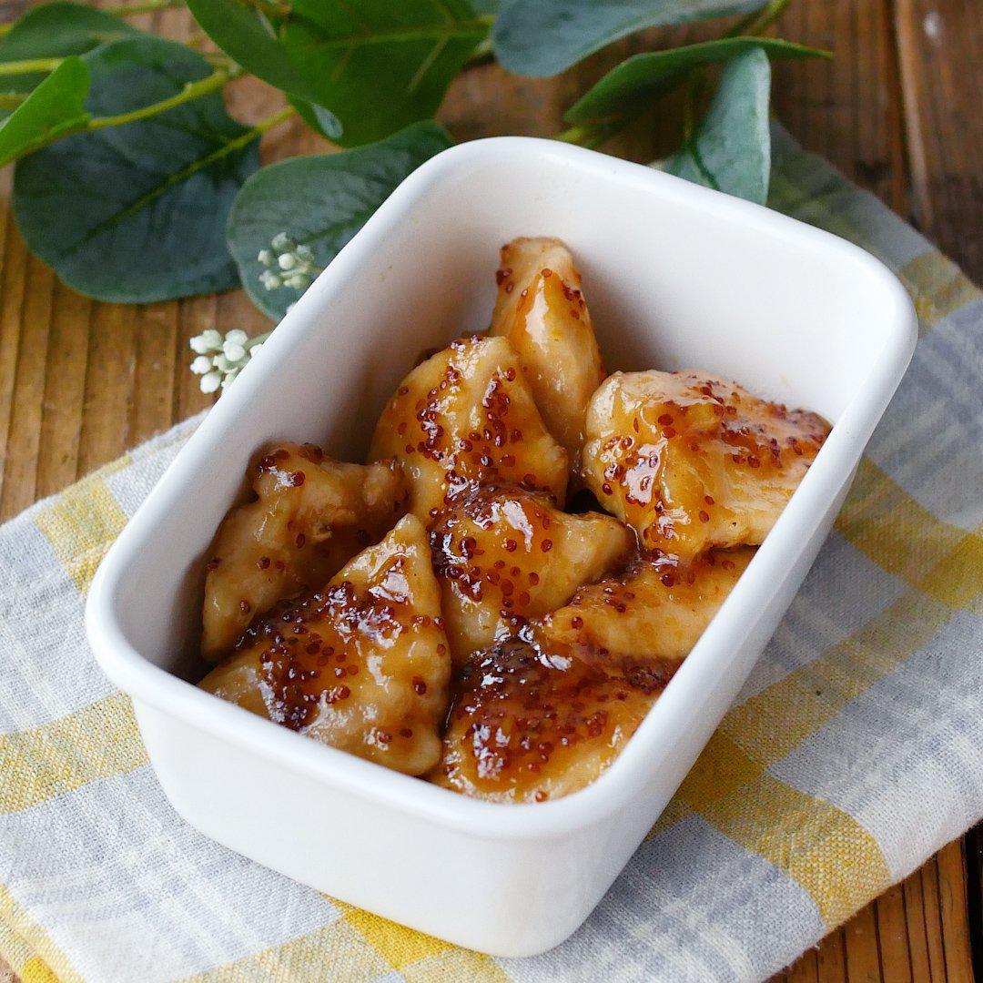 白い皿にのった鶏むね肉で作るハニーマスタードチキン