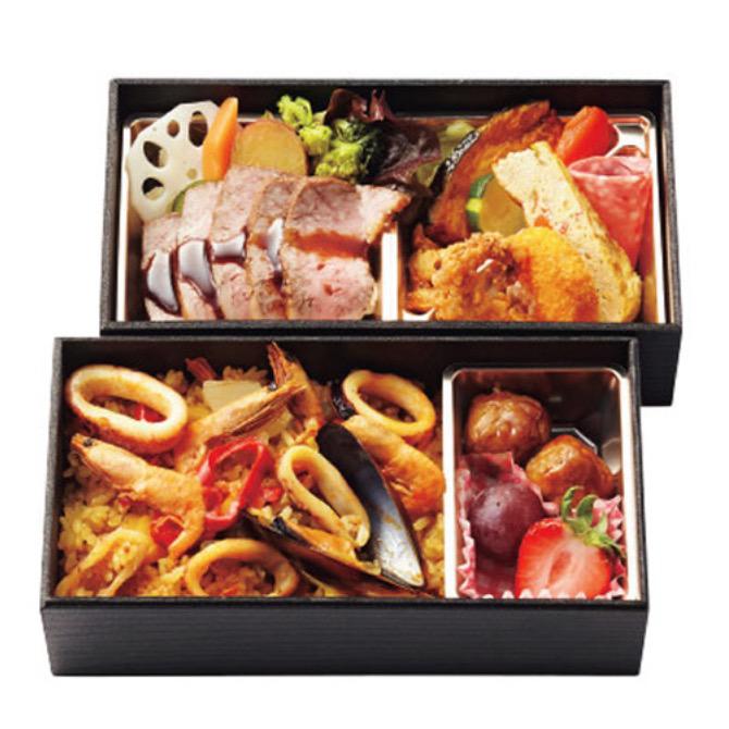 黒い弁当箱に入ったパエリア弁当