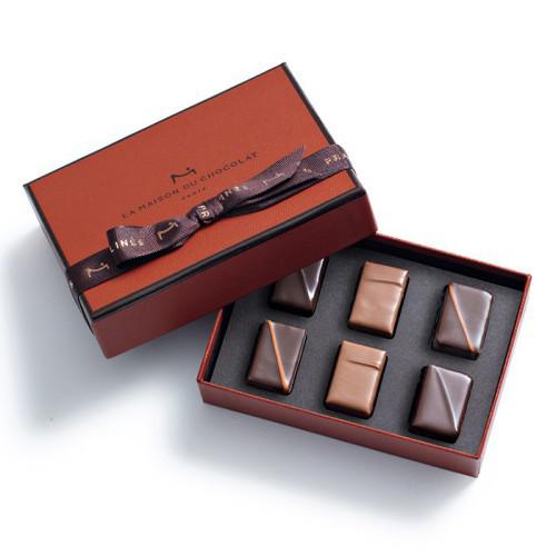 茶色のボックスにチョコレートが6粒入っている。