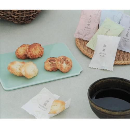 緑の皿にのった神戸みなとや「白藍」