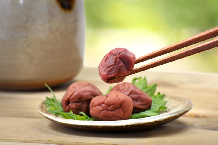 梅干しを1粒箸で掴み取る様子