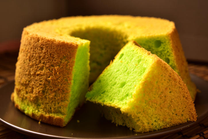 ひと切れカットされた抹茶シフォンケーキ