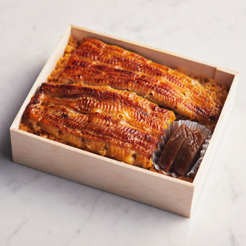 木のお弁当箱に、うなぎの蒲焼き・たれごはん・奈良漬けが詰め合わせになっている