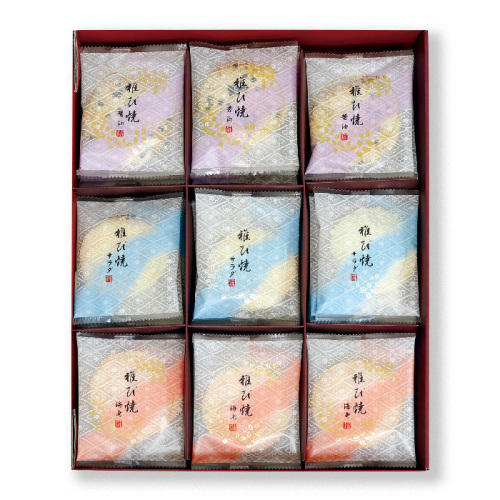 えんじ色の箱に入った京都祇園　萩月の「雅び煎餅詰合」