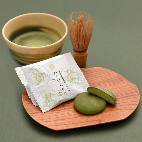抹茶皮で濃茶の餡を包んだ饅頭、器に入った抹茶