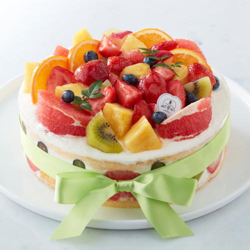 7種類のフルーツをデコレーションしたホールケーキ。