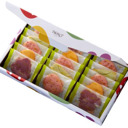 箱の中に3列に並べられたカラフルな袋入りのクッキー