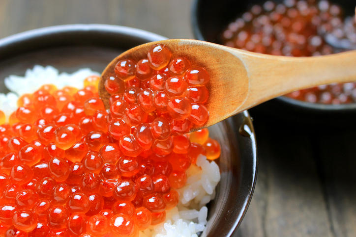 白米にいくらをのせている様子