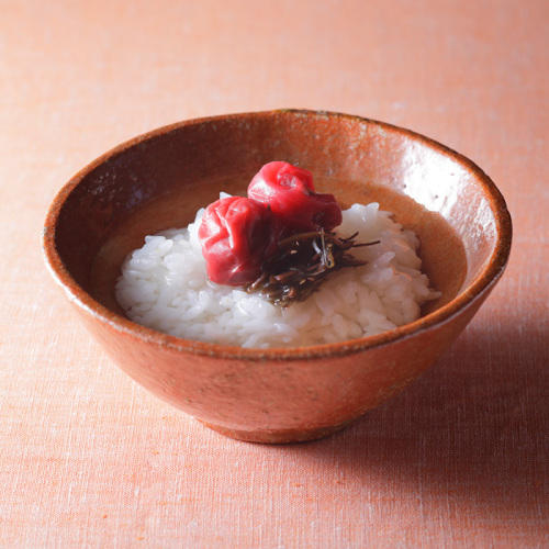 茶色いお椀に入った白米と京都吉兆 梅干茶漬