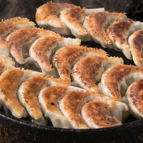 「博多中洲餃子の店 鉄なべ」の「冷凍生餃子」を鉄板で焼いた様子