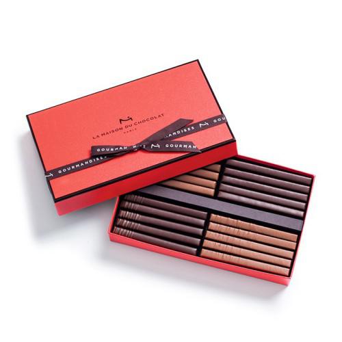バトン状のチョコレートが20本入った赤色のボックス。