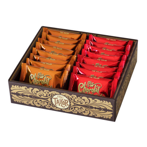 赤色とオレンジ色のパッケージに入った焼き菓子が、それぞれ8個ずつ詰め合わせになった茶色い箱