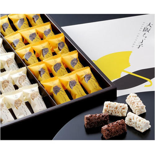黒い化粧箱に2種類のチョコレートクランチが詰め合わせになっており、その横に袋から出した2種類のチョコレートクランチが置かれている