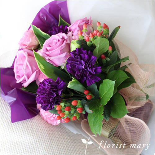 紫色のバラとカーネーションの花束。