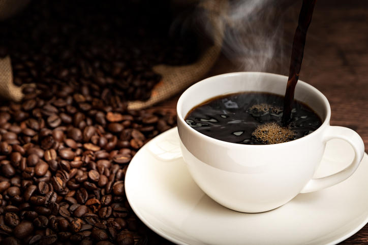 カップにコーヒーを注ぐ様子