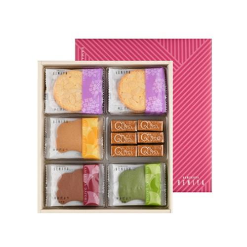 「クルミッ子」と数種類の焼き菓子を詰め合わせた「鎌倉紅谷」の「鎌倉」
