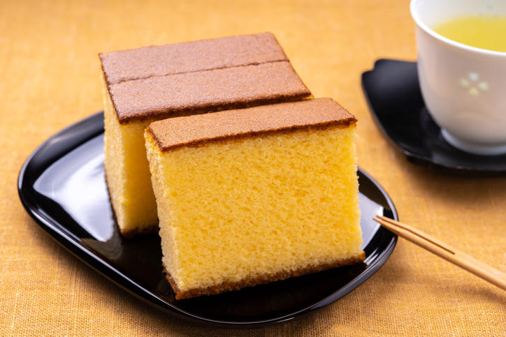 黒い器にのったカステラとお茶