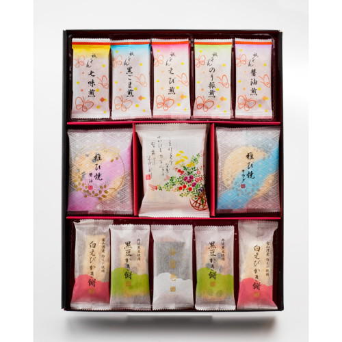 個包装のおかき、せんべいが入ったボックス。