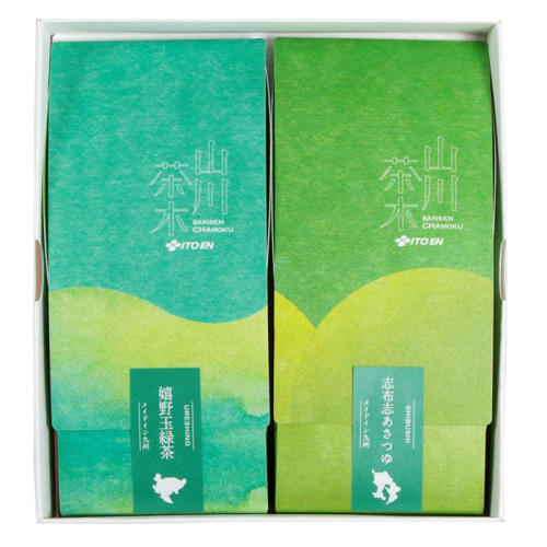 茶葉が入った緑色のパッケージが2つ白い箱に入っている。
