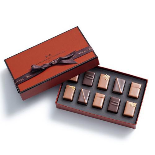 10粒のチョコレートが入った茶色のボックス。