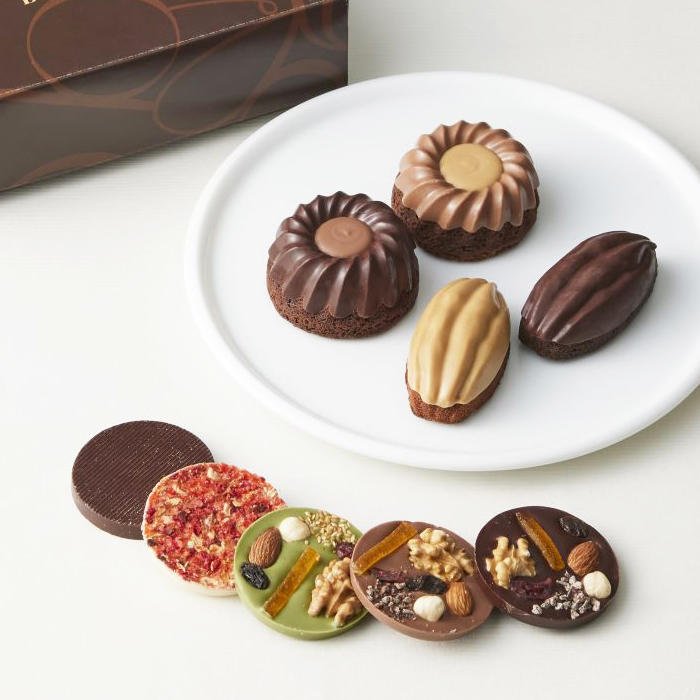チョコレートを使用したカラフルな焼菓子と丸いパレショコラ