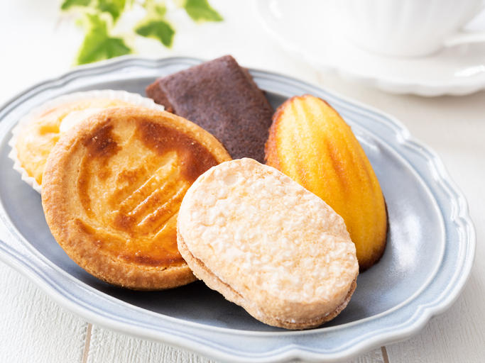 グレーの皿に盛られたいろいろな種類の焼き菓子