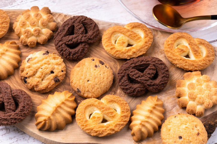 木製ボードの上に並べられたさまざまな形のクッキー