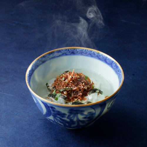 青い茶碗に入った京都吉兆の「さざ波茶漬」