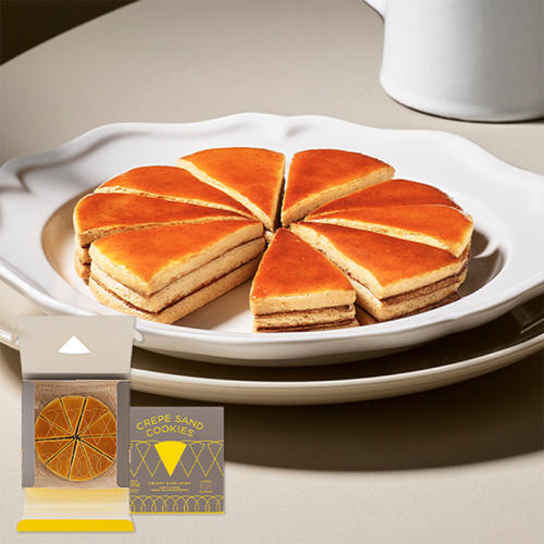 白い皿とグレーの箱に入ったカサネオの「クレープサンドクッキー 10個入」