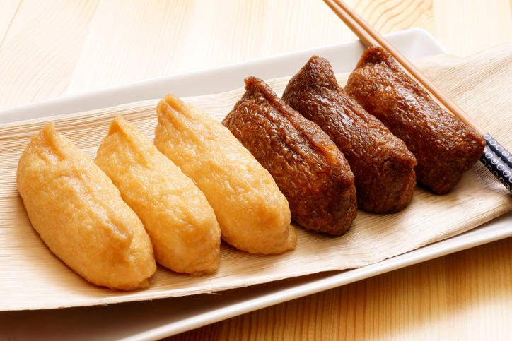 一般的ないなり寿司3個とお揚げが濃い茶色のいなり寿司3個。