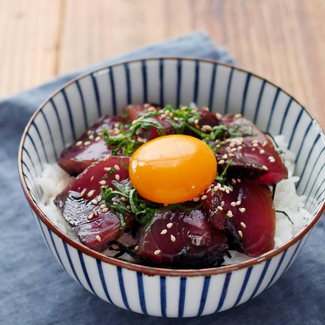 器に盛られたかつおの漬け丼