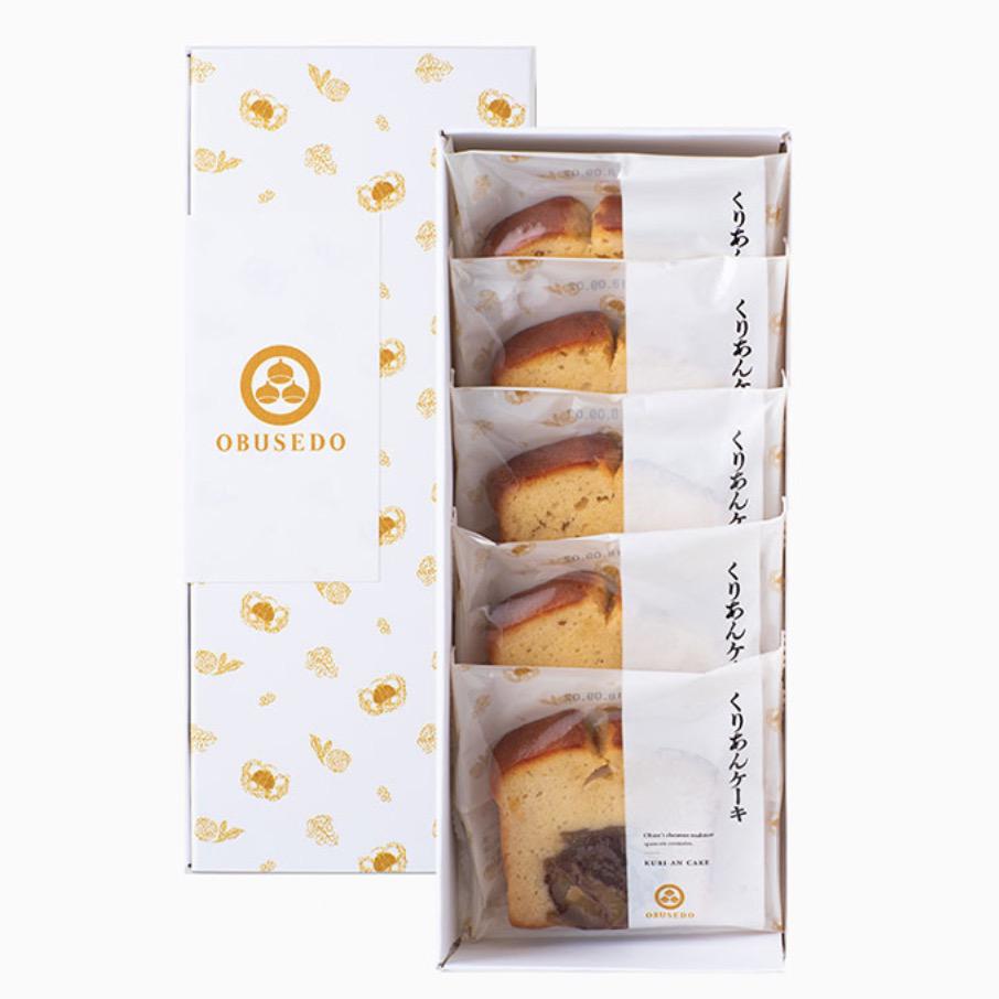 白い化粧箱に並んだ個包装のスライスされたパウンドケーキ5個