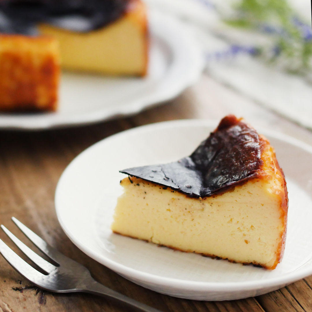 焦げ目のついたバスクチーズケーキ