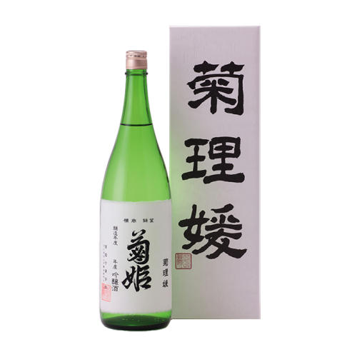 「菊姫」の文字入りラベルが貼られた緑色の日本酒ボトルと、白地に黒い文字で「菊理媛」と書かれた日本酒の箱