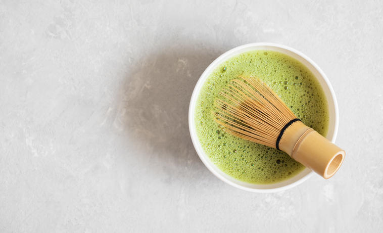 抹茶入り茶碗に、茶せんが入れられている。