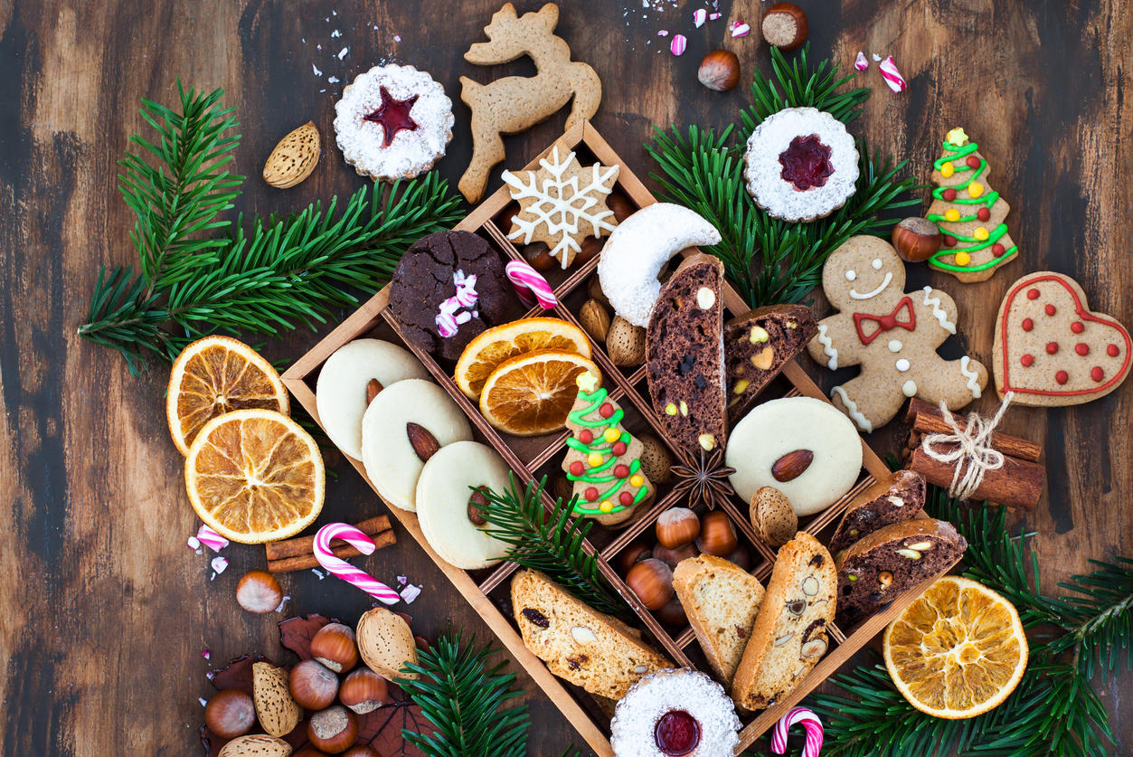 テーブルの木箱に詰め合わせたクッキーとクリスマスのデコレーション