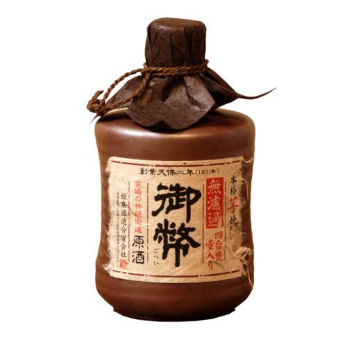 かめ壺に入った芋焼酎「御幣 原酒」が置かれている