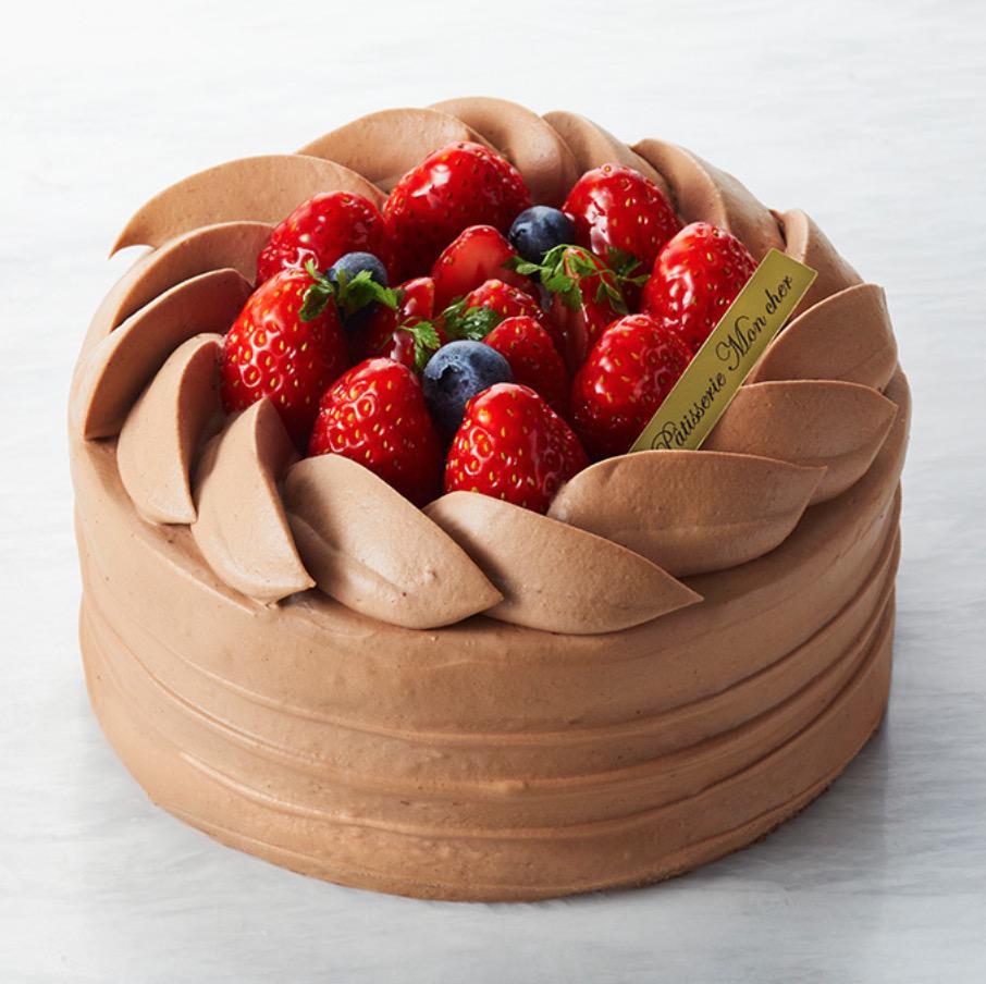 いちごが乗ったチョコレートのホールケーキ