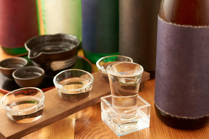 日本酒がそそがれたグラスが並んでいる