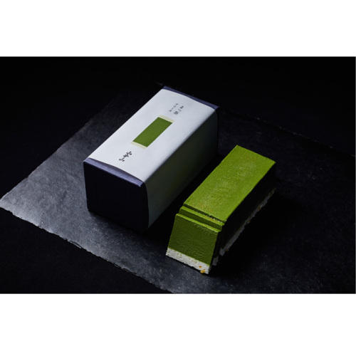 スレートプレートの上に、抹茶テリーヌと黒い化粧箱が置かれている