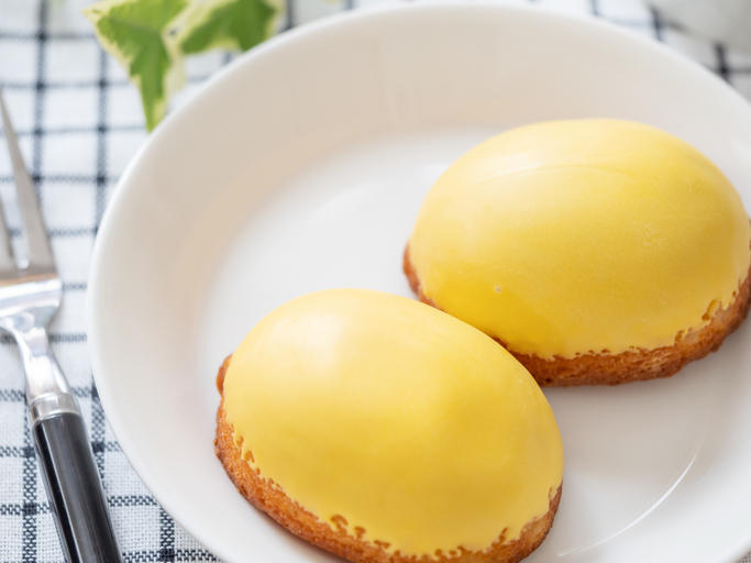 白い皿の上にレモンケーキが２つ並べられている