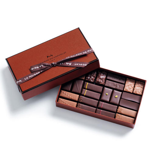24粒のチョコレートが入った茶色のボックス。