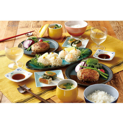 「梅あそび」の「とうふしゅうまい」「生麩」「茶碗蒸し」などが並んでいる様子