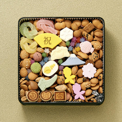 正方形の缶に、和風クッキー、金平糖、和三盆糖、落花生、落雁などの干菓子が詰め合わせになっている
