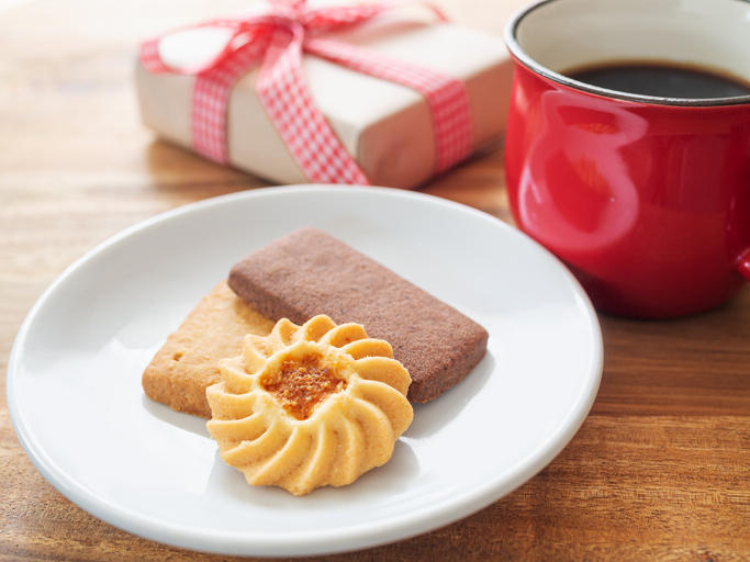 白い皿に乗ったクッキー