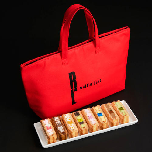 8種類のワッフルケーキと赤い保冷バッグが置かれている